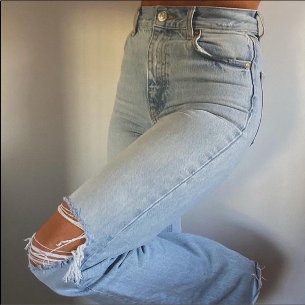 Zara Ultra High Rise Ripped Jeans Light Wash - Picture 8 of 10